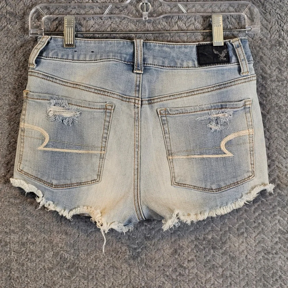 American Eagle Hi-Rise Shortie Light Wash Distressed Denim Shorts Womens 2 996